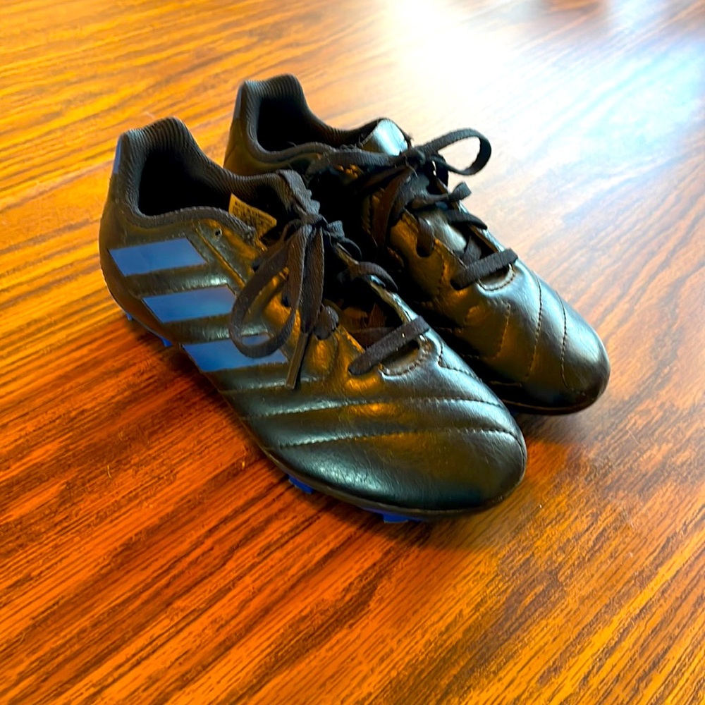 Boys adidas soccer cleats. Size 1. Only worn twice, excellent condition!